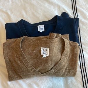 Bundle of 2 men’s gap sweaters